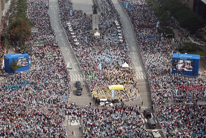 시복식 집전 전, 프란치스코 교황은 서울시청 광장에서 광화문 광장까지 카퍼레이드를 하며 사람들의 뜨거운 환영을 받았다.
