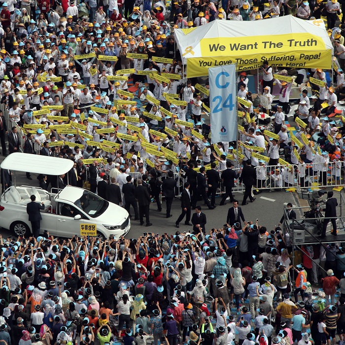 퍼레이드 도중, 교황은 차에서 내려 세월호 희생자 가족들을 만나 위로했다. 