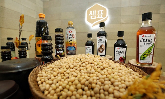 샘표식품은 온전히 콩으로 빚어낸 간장을 주력상품으로 내세우며 한국 장의 세계화를 이끌고 있다.