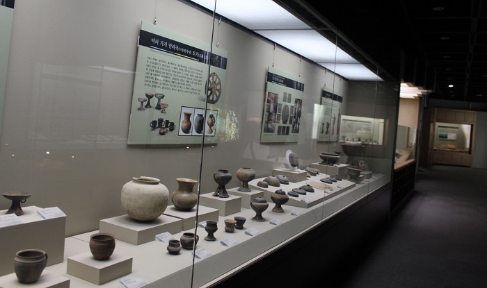 함안박물관에 전시된 가야시기의 토기들. 