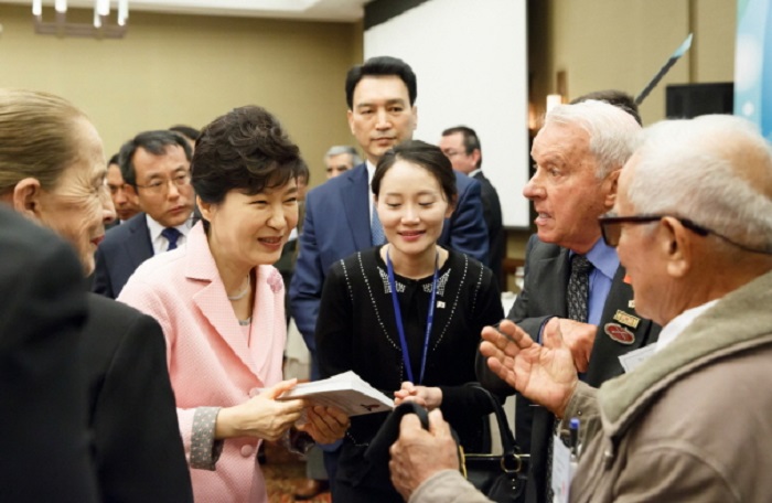  박근혜 대통령이 18일 오후(현지시각) 콜롬비아 보고타 시내 한 호텔에서 열린 한국전 참전용사 가족초청 간담회에 참석하고 있다. 