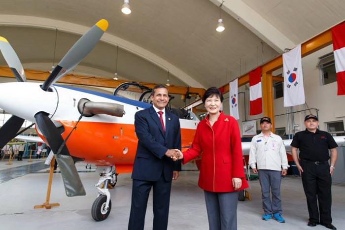 박근혜 대통령과 오얀타 우말라 페루 대통령이 21일 오전(현지시간) 페루 리마 라스팔마스 공군기지에서 열린 한국훈련기(KT-1P) 공동생산 기념식에 참석한 뒤 현지에서 조립·생산된 훈련기 앞에서 기념촬영을 하고 있다. 