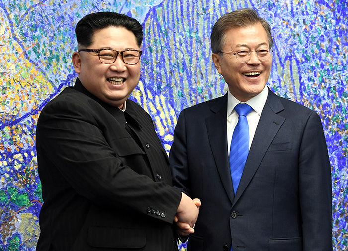 문재인 대통령과 김정은 북한 국무위원장이 27일 판문점 평화의 집 1층 로비 북한산 그림 앞에서 기념촬영을 하고 있다.