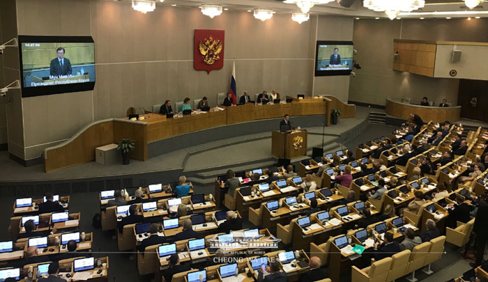 러시아 하원 의원들이 21일 문재인 대통령의 연설을 경청하고 있다. 문 대통령의 연설은 약 18분간 이어졌으며 러시아 의원들은 7차례의 기립박수를 보냈다.