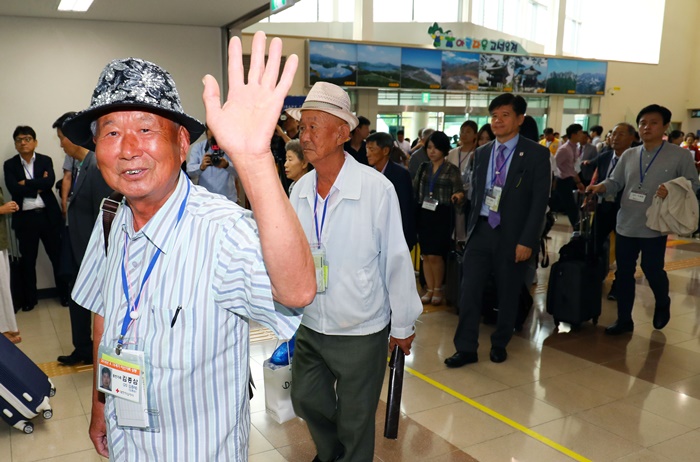Südkoreanische Teilnehmer reisen am 20. August nach Nordkorea für das innerkoreanische Familientreffen. ⓒ Yonhap News