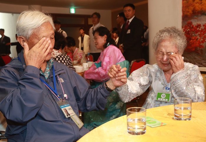 Südkoreas 88-jähriger Kim Byung-oh weint, als er sich mit seiner nordkoreanischen Schwester Kim Sun-ok während des letzten Abschiedstreffens der 21. innerkoreanischen Familientreffen im Mount Kumkang Resort teilt.
