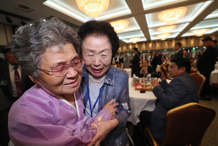 Die 82-jährige Ryang Cha Ok (links) aus dem Norden trifft am 24. August ihre jüngere Schwester aus dem Süden die 79-jährige Yang Gye-ok beim 21. Innerkoreanischen Familientreffen im nordkoreanischen Resort Kumkang. Die beiden weinen und umarmen sich. © Yonhap News