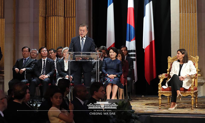 Der südkoreanische Präsident Moon Jae-in nimmt an einem feierlichen Empfang teil, der im Hotel de Ville, dem Gebäude des Rathauses von Paris am 16. Oktober, stattfindet.