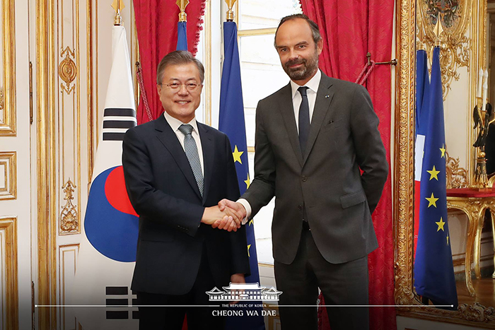Präsident Moon Jae-in (links) schüttelt am 16. Oktober die Hand vom französischen Premierminister Édouard Philippe in Paris.