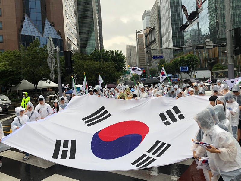 Am 15. August finden in Seoul zahlreiche Veranstaltungen statt, um den 74. Unabhängigkeitstag zu feiern. Trotz des Regens hielten 300 Menschen eine große nationale koreanische Nationalflagge Taegeukgi und spielten den Unabhängigkeitsmarsch nach, wobei sie <i>„Daehanminguk Manse“</i> gerufen haben, ein Ausruf, mit dem die Unabhängigkeit Koreas verlangt wurde. ⓒ Kim Minji/Korea.net