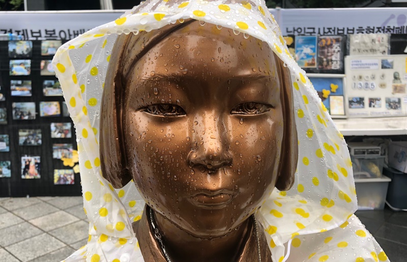 Der Zielort der Demonstranten war „die Friedensstatue“. Sowohl koreanische als auch japanische Teilnehmer zogen einen Regenmantel auf die einsame Statue. Der Regentropfen in Augen sehen wie ihre Träne aus. ⓒ Kim Minji/Korea.net