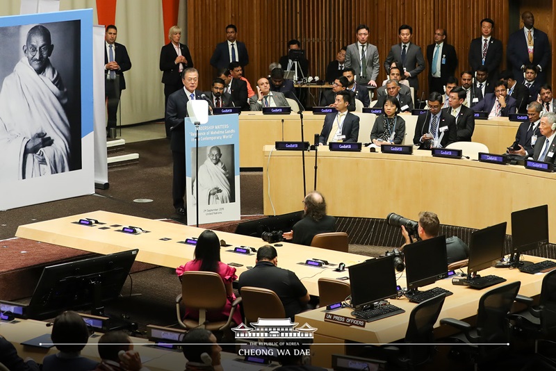 Präsident der Republik Korea Moon Jae-in nimmt am 24. September (Ortszeit) an einer Zeremonie im Konferenzraum des Wirtschafts- und Sozialrats der Vereinten Nationen in New York teil, um den 150. Geburtstag von Mahatma Gandhi zu feiern. ⓒ Cheong Wa Dae