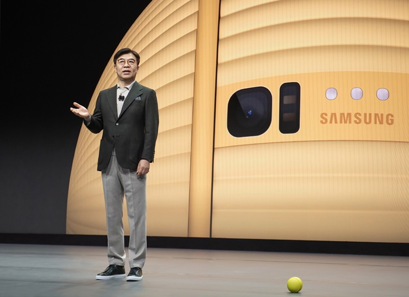 Kim Hyunsuk, Co-CEO von Samsung, zeigt am 6. Januar den rollenden Begleitroboter „Ballie“ auf der International Consumer Electronics Show 2020 in Las Vegas. ⓒ Samsung Electronics