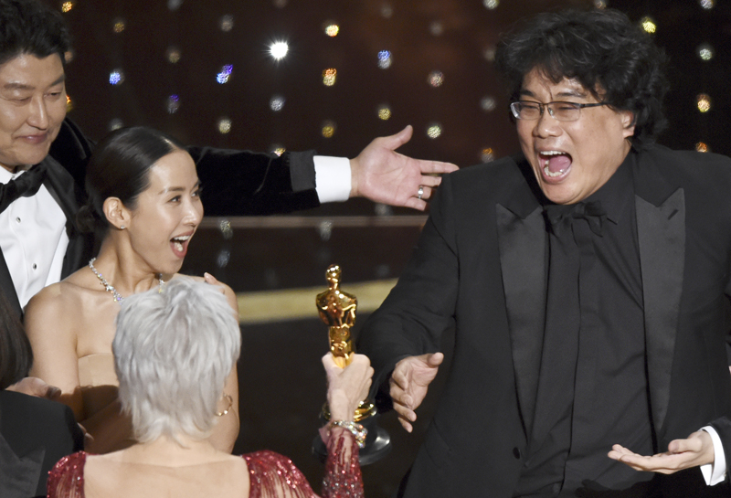 Bong Joon-ho, Parasite-Regisseur (rechts), freut sich sehr über den Oscar für den besten Film.