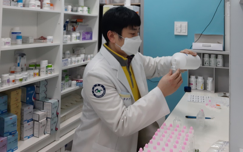 Seit dem 2. Februar stellt der Apotheker Suh Ik-hwan Händedesinfektionsmittel in seiner Apotheke in Gwangju her und verteilt diese kostenlos. ⓒ Suh Ik-hwan