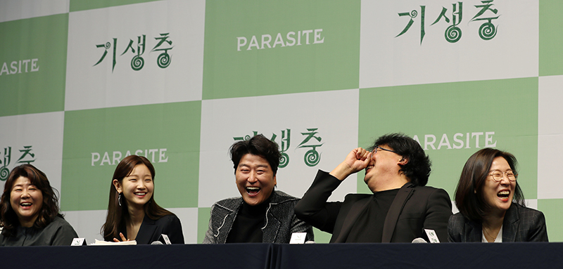 Der Regisseur Bong Joon-ho (zweiter von rechts) von „Parasite“ strahlt am 19. Februar bei einer Pressekonferenz im Westin Chosun Seoul.