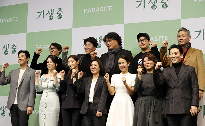  Das Team „Parasite“ posiert am 19. Februar für ein Gruppenfoto bei einer Pressekonferenz im Hotel Westin Chosun in Seoul.