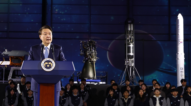 Präsident Yoon Suk Yeol äußerte sich am 13. März bei einer Veranstaltung zur Einrichtung des Clusters für die Raumfahrtindustrie am Sitz für die Korea Aerospace Industries in Sacheon in der Provinz Gyeongsangnam-do. ⓒ Yonhap News 