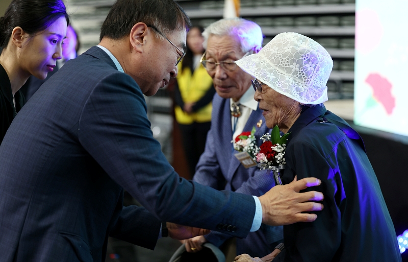 Am 8. Mai überreicht der Seouler stellvertretender Bürgermeister Kim sang-han (links) bei der 52. Zeremonie zum Elterntag im Jangchung-Arena in Jung-gu in Seoul die Nelken an den Älteren.