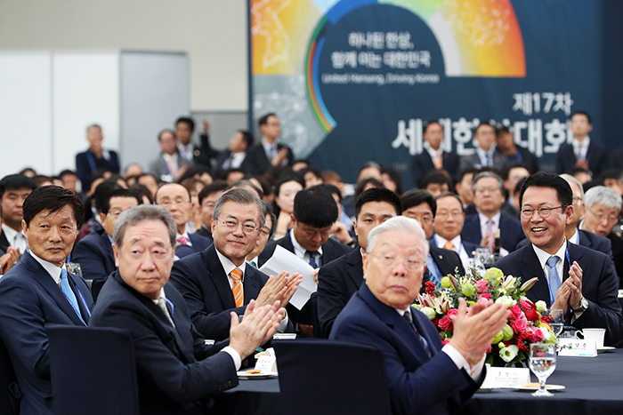 Präsident Moon Jae-in (Dritter von links) nimmt am 23. Oktober an einer 17. Jahrestagung von World Korean Business Convention teil.