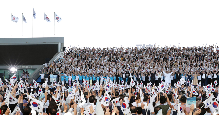 Bei der Zeremonie anlässlich des 73. Unabhängigkeitstags in Seoul schwenken die Menschen die nationale Flagge Taegeukgi am 15. August.