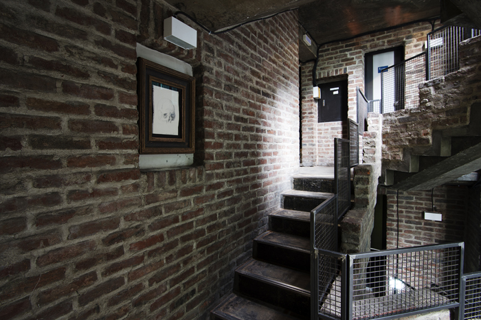 (위) '아라리오 뮤지엄 인 스페이스'로 탈바꿈한 '공간' 사옥, (아래) 붉은 벽돌로 공간 사옥의 실내. 좁은 계단이 5층까지 이어져있다. 