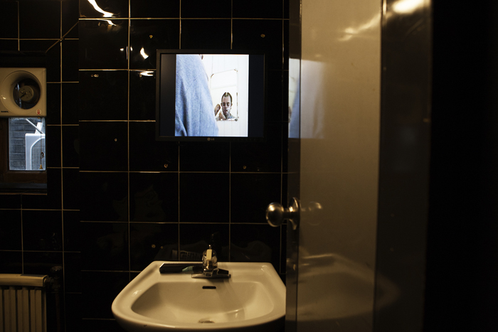 (위) 백남준의 '노매드'(Nomad), (아래) 영상이 비춰지는 전시공간으로 바뀐 화장실. 