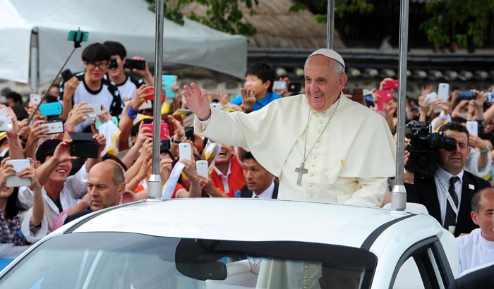 프란치스코 교황이 17일 충남 서산 해미읍성을 찾아 ‘제6회 아시아 청년대회 폐막미사’에 앞서 카퍼레이드를 하고 있다.