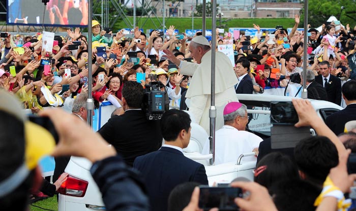 17일 충남 서산 해미읍성에서 열린 ‘제6회 아시아 청년대회 폐막미사’에 앞서 카퍼레이드를 하고 있는 프란치스코 교황이 시민들의 열렬한 환호를 받고 있다. 