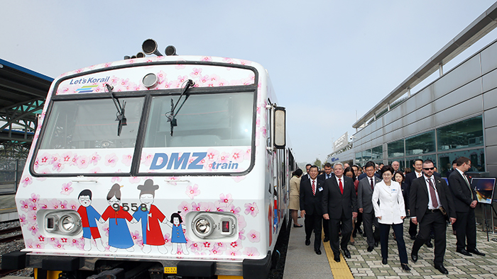요아힘 가우크 독일 대통령을 비롯한 ‘통일플렛폼’ 개장식 참석자들이 DMZ 열차가 세워진 플렛폼을 따라 행사장으로 이동하고 있다. 
