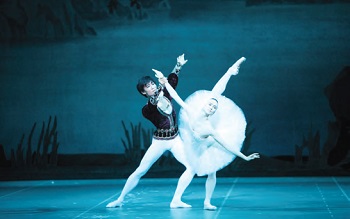 Kim Ki-min and Olesya Novikova performing in Swan Lake by the Mariinsky Ballet and Orchestra. Kim is the first Asian dancer to join the Mariinsky Ballet.