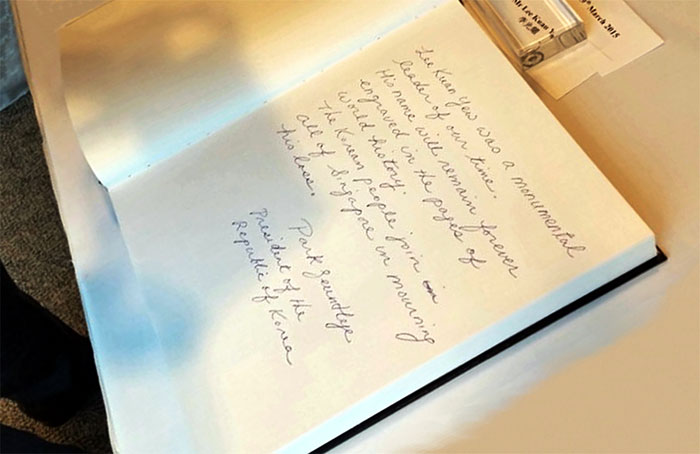 박근혜 대통령이 리콴유 前 싱가포르 총리 장례식에서 적은 방명록 (싱가포르 정보통신부)