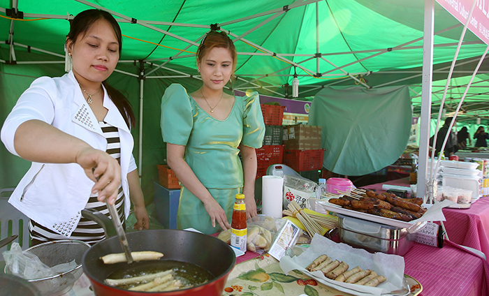 ‘광장 페스티벌’ 아시아음식 부스에 참가한 필리핀 참가자들이 17일 필리핀을 대표하는 요리 가운데 하나인 룸삐아(Lumpia)를 조리하고 있다. 
