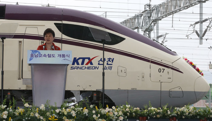 1일 광주송정역에서 열린 호남고속철도 개통식에서 박근혜 대통령은 "호남고속철도는 지역경제를 획기적으로 발전시키고 사회문화적인 교류와 협력을 촉진해 국토 균형발전에 큰 획을 그을 것"이라고 강조했다.