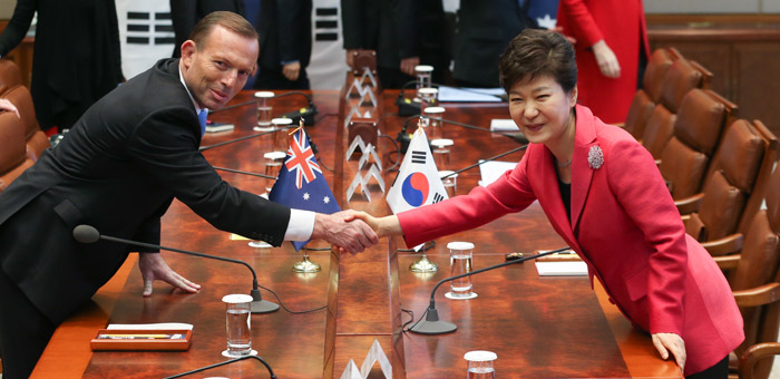 박근혜 대통령(오른쪽)과 토니 애벗 호주 총리가 8일 청와대에서 열린 정상회담장에서 회담에 앞서 악수하고 있다. (사진: 청와대)
