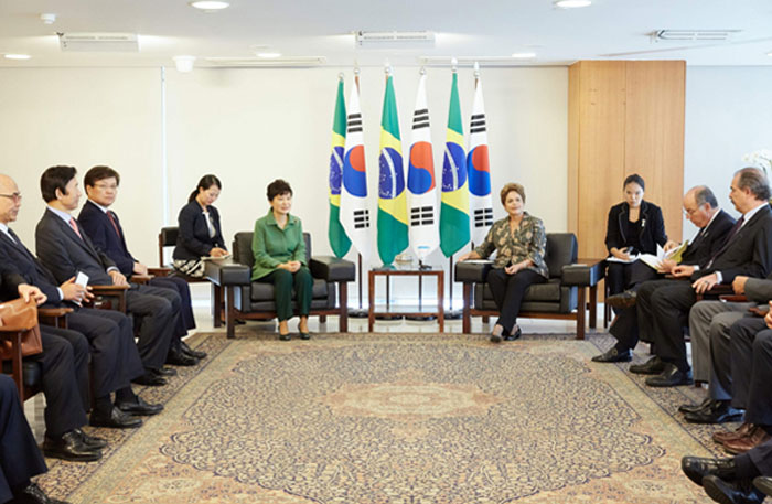 박근혜 대통령과 지우마 호세프 대통령이 24일 오후(현지시간) 브라질 브라질리아 대통령궁에서 환담을 나누고 있다. 