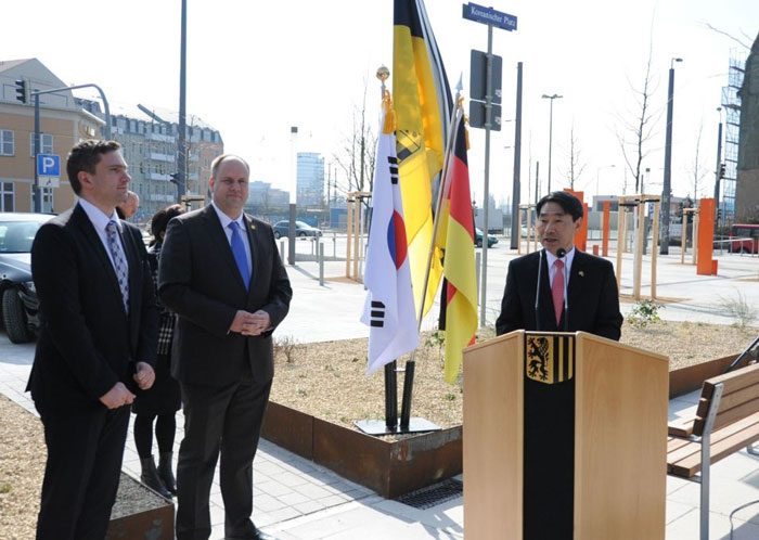 김재신 주독 한국대사(오른쪽)가 드레스덴 한국광장 명명 기념식에서 기념사를 하고 있다.