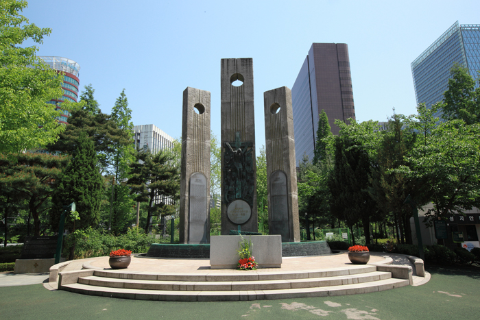 순교복자 103위 시성을 기념해 건립된 '서소문밖순교자현양탑' (사진: 천주교서울대교구) 