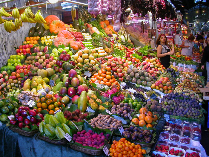알퍼씨는 유럽 여행 과정에서 찍은 다양한 사진도 책에 소개하고 있다. 사진은 2003년 바르셀로나의 한 시장(La Boqueria market)에서 찍은 과일, 야채가게의 모습.