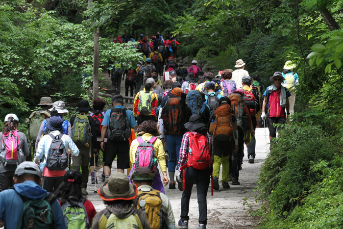 한국의 산은 늘 산행객들로 붐빈다. (사진: 연합뉴스)
