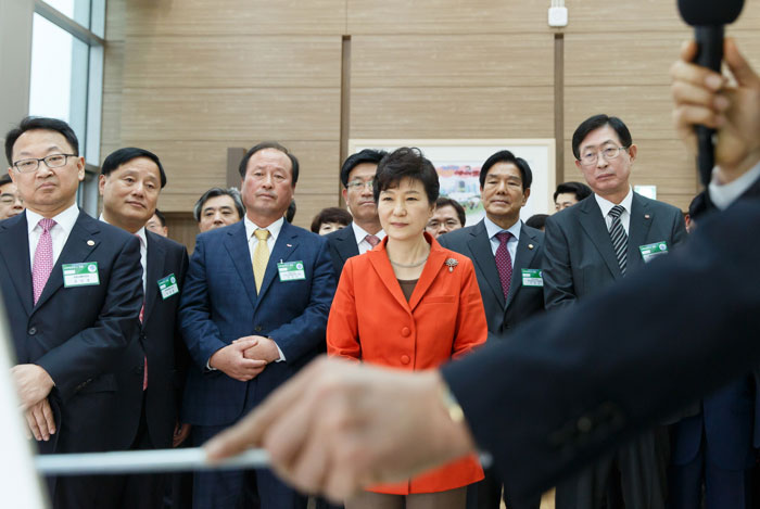 박근혜 대통령(앞줄 오른쪽 두번째)이 전남 나주시 광주전남혁신도시 현장을 둘러보고 있다.