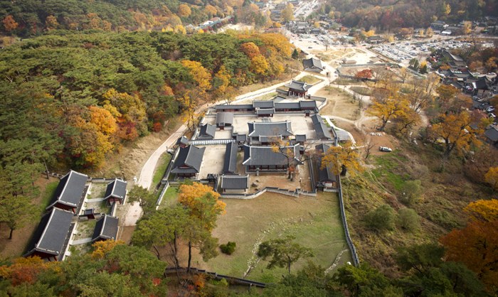 The Haenggung, a royal palace complex where Joseon kings stayed temporarily, is part of the grander Namhansanseong mountain fortress. (photo courtesy of the Namhansanseong Culture & Tourism Initiative)