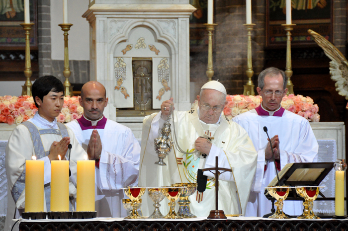 방한 마지막날인 18일 서울 명동성당에서 프란시스코 교황이 ‘평화와 화해를 위한 미사’를 집전하고 있다. (사진 교황방한위원회)