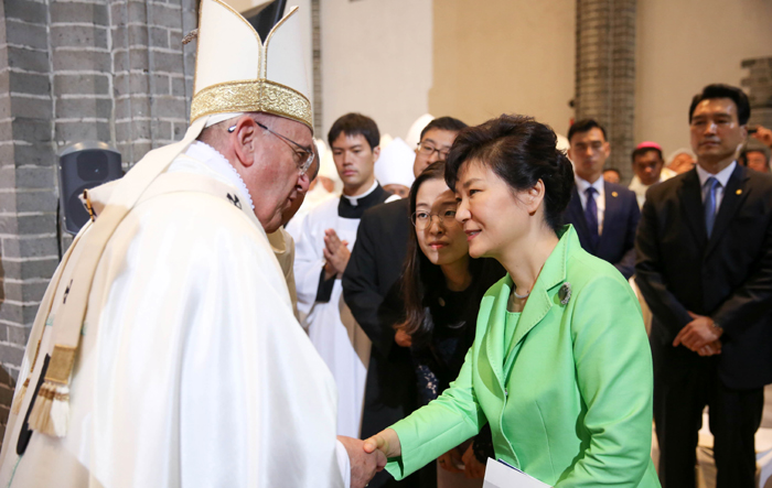 Pope_Mass_Myeongdong_Cathedral_04.jpg