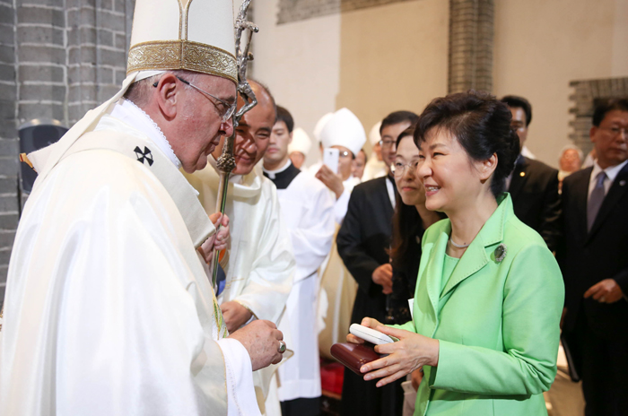 '평화와 화해를 위한 미사'가 끝난 뒤 박근혜 대통령이 교황과 인사를 나누고 있다. (사진 청와대)