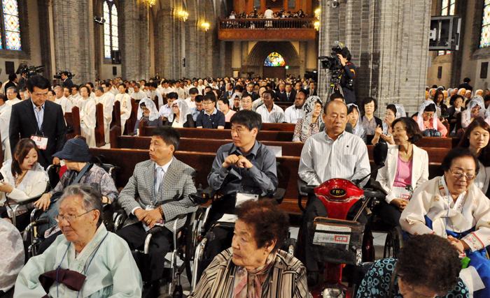 ‘평화와 화해를 위한 미사’에서 강론에 귀기울이고 있는 참석자들. (사진 교황방한위원회)