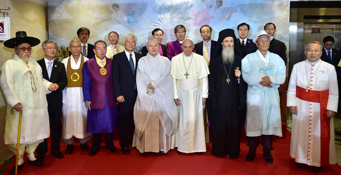 프란치스코 교황(오른쪽에서 네번째)이 18일 명동성당에서 국내 12개 종단 지도자들과 인사를 나눈 후 기념촬영을 하고 있다. (사진: 연합뉴스)