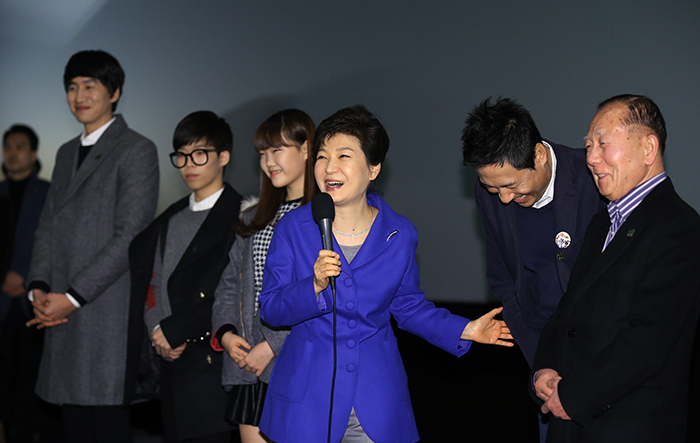 박근혜 대통령이 29일 첫 ‘문화가 있는 날’을 맞아 대한극장에서 어린이들과 함께 애니메이션 ‘넛잡(The Nut Job)’ 관람에 앞서 제작사 레드로버의 하회진 대표를 소개하고 있다. 전한 기자