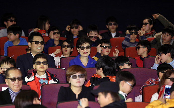 박근혜 대통령이 29일 첫 ‘문화가 있는 날’을 맞아 찾은 대한극장에서 3D 애니메이션 ‘넛잡’ 관람에 앞서 3D 안경을 착용하고 영화 상영을 기다리며 웃고 있다. 전한 기자