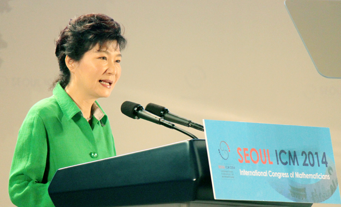 2014 서울세계수학자대회 개막식에서 축사를 하고 있는 박근혜 대통령.(사진 위택환)